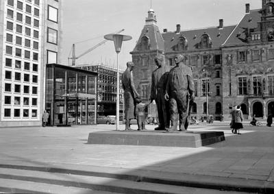 839165 Gezicht op de beeldengroep Sterker door Strijd van Marie Andriessen op het Stadhuisplein te Rotterdam.